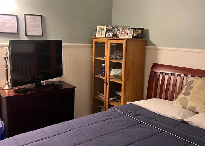 Comfy Cozy Room On Quiet Cul-De-Sac