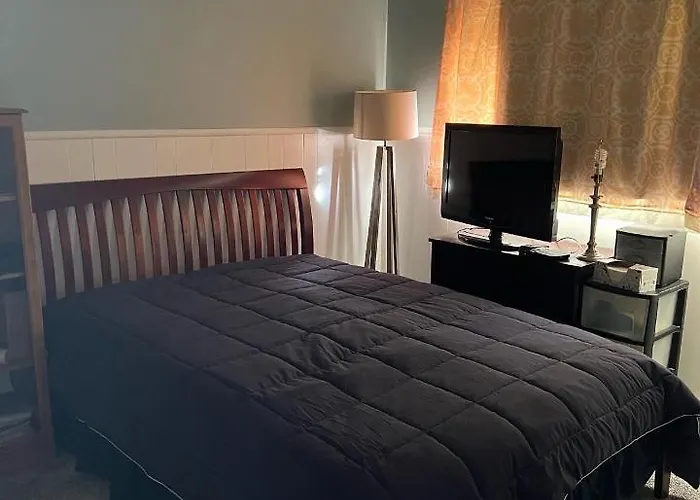 Comfy Cozy Room On Quiet Cul-De-Sac
